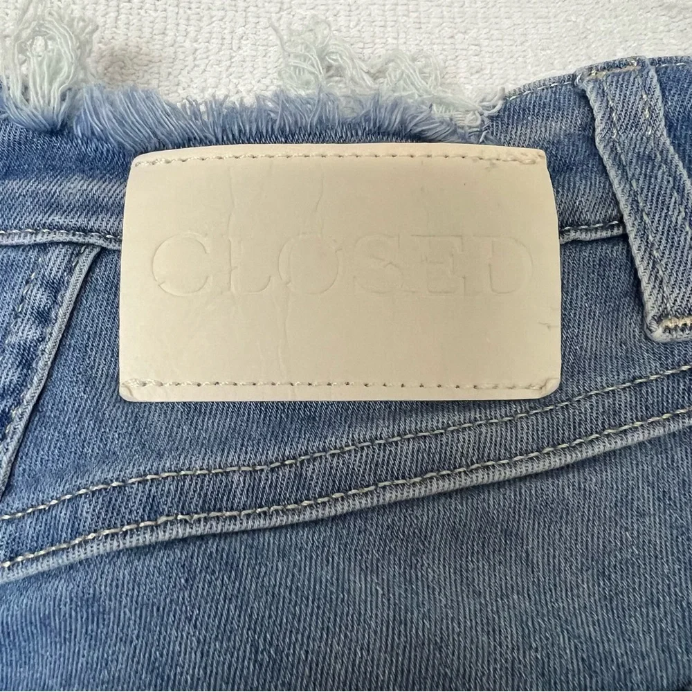 Closed distressed waist